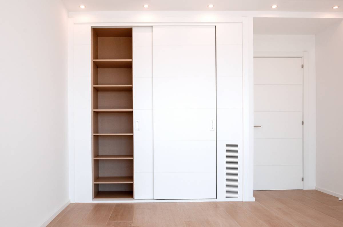 Comment installer une porte de placard coulissante sans faire appel à